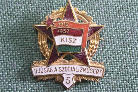 A KISZ emblémája