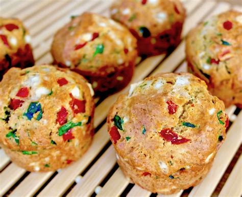 Különféle gluténmentes muffinok: sós zöldséges és édes gyümölcsös változatok egymás mellett