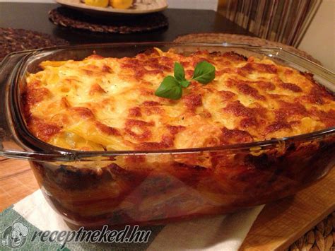 Bolognai rakott penne frissen a sütőből kivéve, aranybarna sajtréteggel