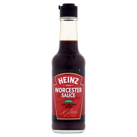 Worcestershire-szósz alapanyagok tányéron