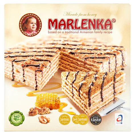 Marlenka sütemény rétegei krémmel és dióval