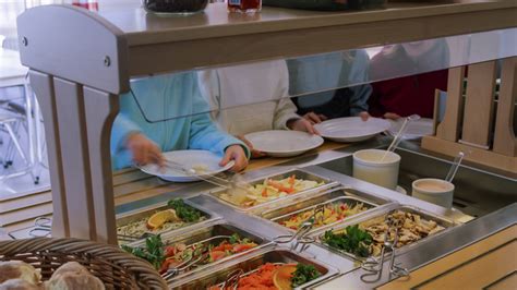 Diákok étkezés közben az egyetemi menzán