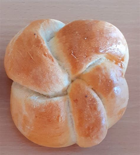 Kovászos császárzsemle keresztmetszete