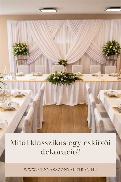 Esküvői süteményválogatás egy elegáns asztalon