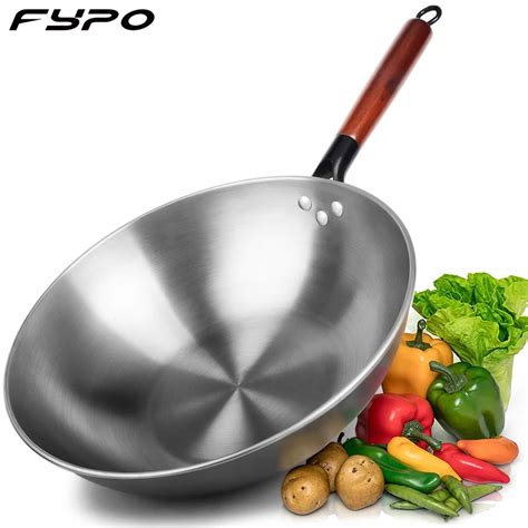 Wok edény különböző alapanyagokkal