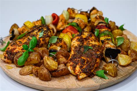frissen grillezett színes zöldségek és csirkemell kockák tálalása
