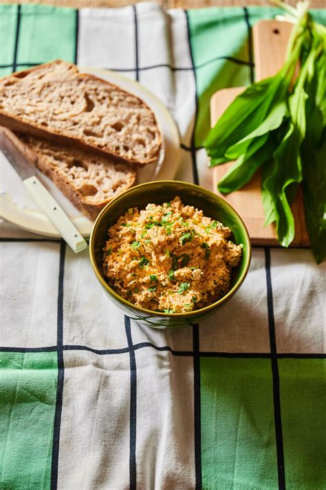 Köles körözött medvehagymával tányéron, friss zöldségekkel