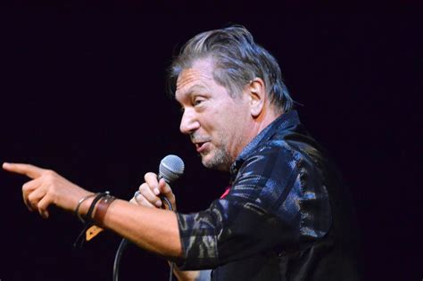 Vörös István portréja, stilizált háttérrel