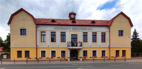 Vörösmarty Művelődési Ház bejárata Fóton