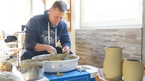 Agyagedények készítése a Korondi műhelyben