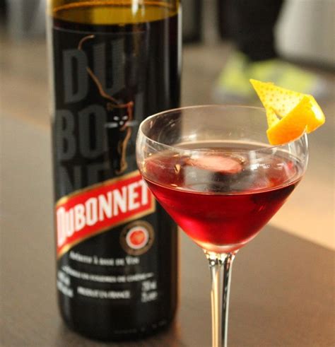 Dubonnet gin koktél egy szelet citrommal és jégkockákkal