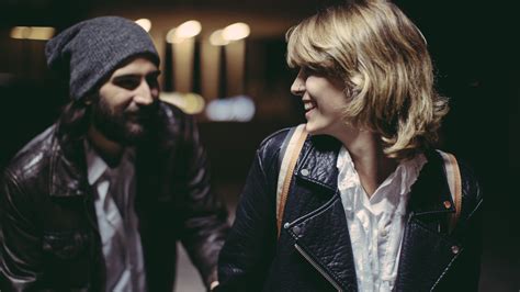 Fiatal pár éjszaka a csillagok alatt