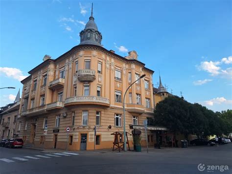 Szolnok belváros esti fényekben, éttermekkel
