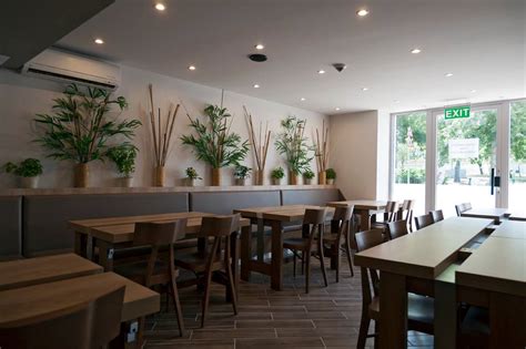 Modern bistro belső tér, wok ételekkel