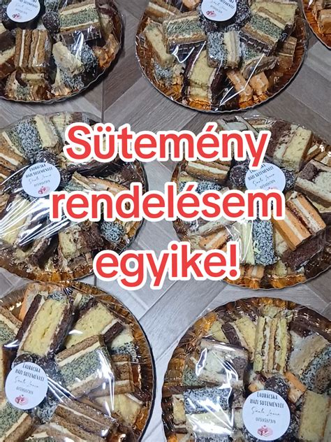 Tányér vegyes diós süteményekkel