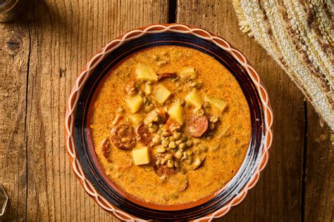 Hagyományos magyar lencseleves tálalva