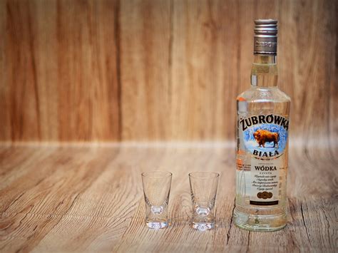 Lengyel vodka palackok és egy szál bölényfű