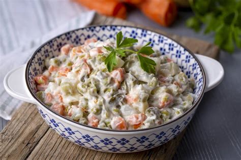 Friss, majonézes, ropogós zöldségekből készült saláta tálalás előtt