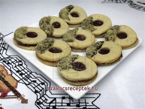 Különböző formájú diós linzerkarikák