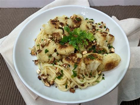karfiol és spagetti tálalva