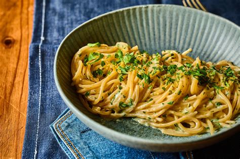 krémes karfiolos spagetti egy tálban