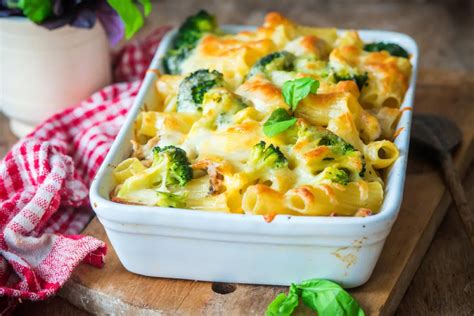 brokkolis rakott penne tészta sajtos öntettel