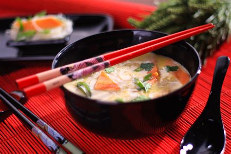thai kókusztejes csirkeleves tányérban