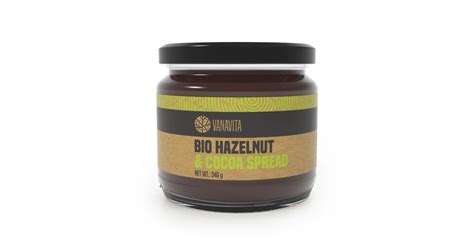 természetes bio mogyorókrém üvegben, natúr környezetben