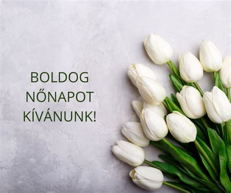 Régi kék Trabant félig leengedett ablakkal és vizes kendővel