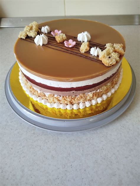 Torta rétegzése karamellel és krémmel