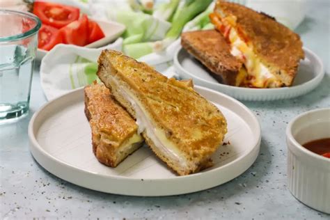 mozzarellával töltött bundás kenyér