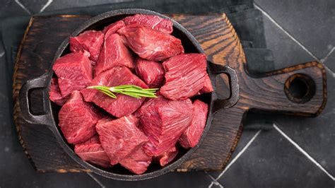 Hús kockák pácolódnak egy tálban vörösborral