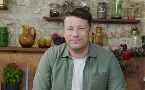 Jamie Oliver egy séfkés használata közben