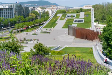A múzeum udvarának közösségi tere