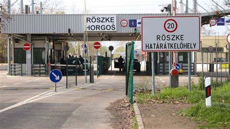 Magyar-szlovák határátkelőhely bevásárlókocsikkal