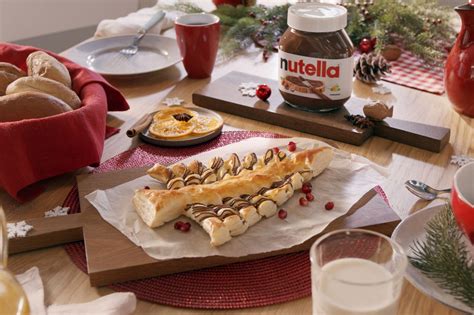 Masnis tészta karácsonyfa egy ünnepi asztalon