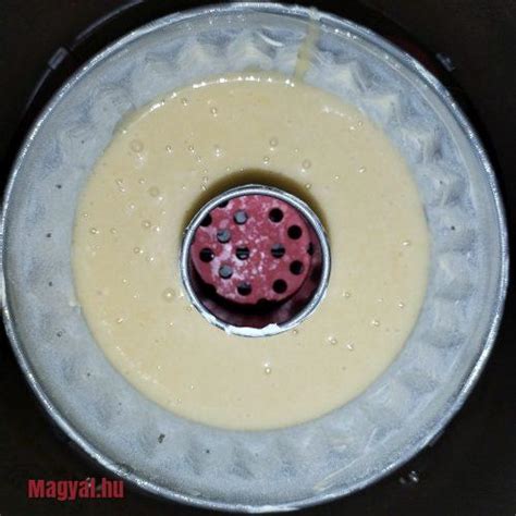 rebarbarával töltött tortaforma sütés előtt