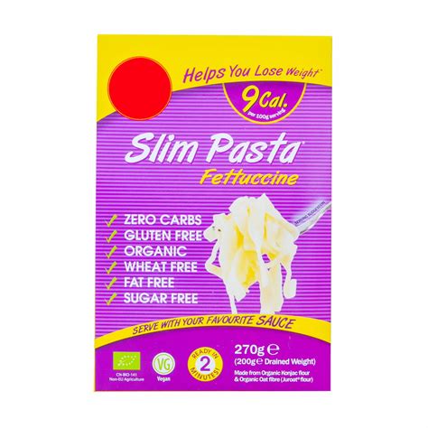 A Slim Pasta csomagolása, mellette egy friss, zöldséges tésztaétel.
