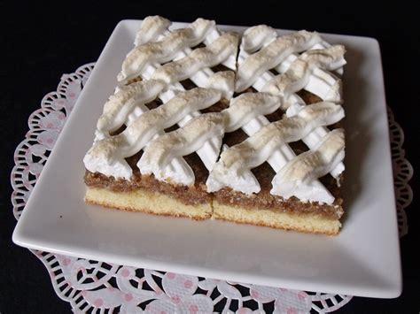 egy tálca frissen sült, aranyszínű, diós habos sütemény