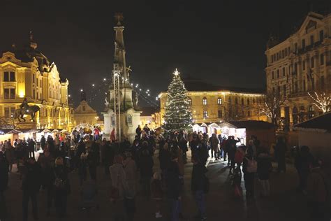 Hangulatos karácsonyi vásár, emberek forralt bort isznak