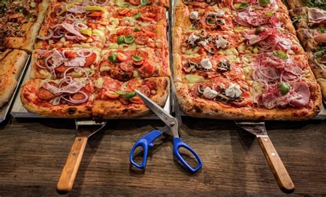 Szafi Reform pizzák különböző feltétekkel, egy teraszon elhelyezett asztalon