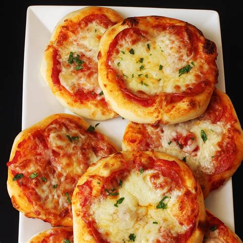 Egy air fryerben sült mini pizza