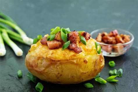 Töltött sült krumplik sajttal és baconnel