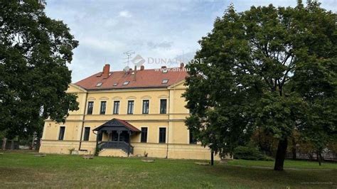 Történelmi pince bejárata a Fertő-tó közelében