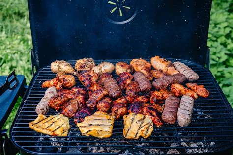Mustáros pácolt marhahús grillezés közben