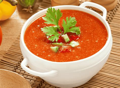 Hűtött gazpacho stílusosan tálalva