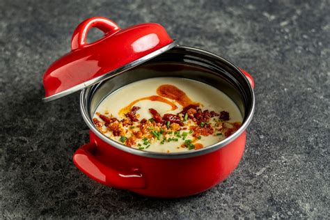Sörös burgonyakrémleves baconnel és kenyérkockákkal