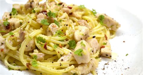 fokhagymás-csirkés spagetti tálalva