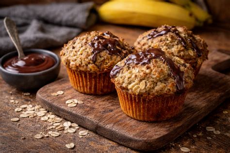 frissen sült zabpelyhes muffinok eperdarabokkal