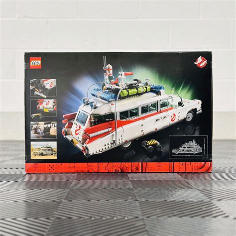 Az Ecto-1 különböző LEGO modelljei összehasonlításban